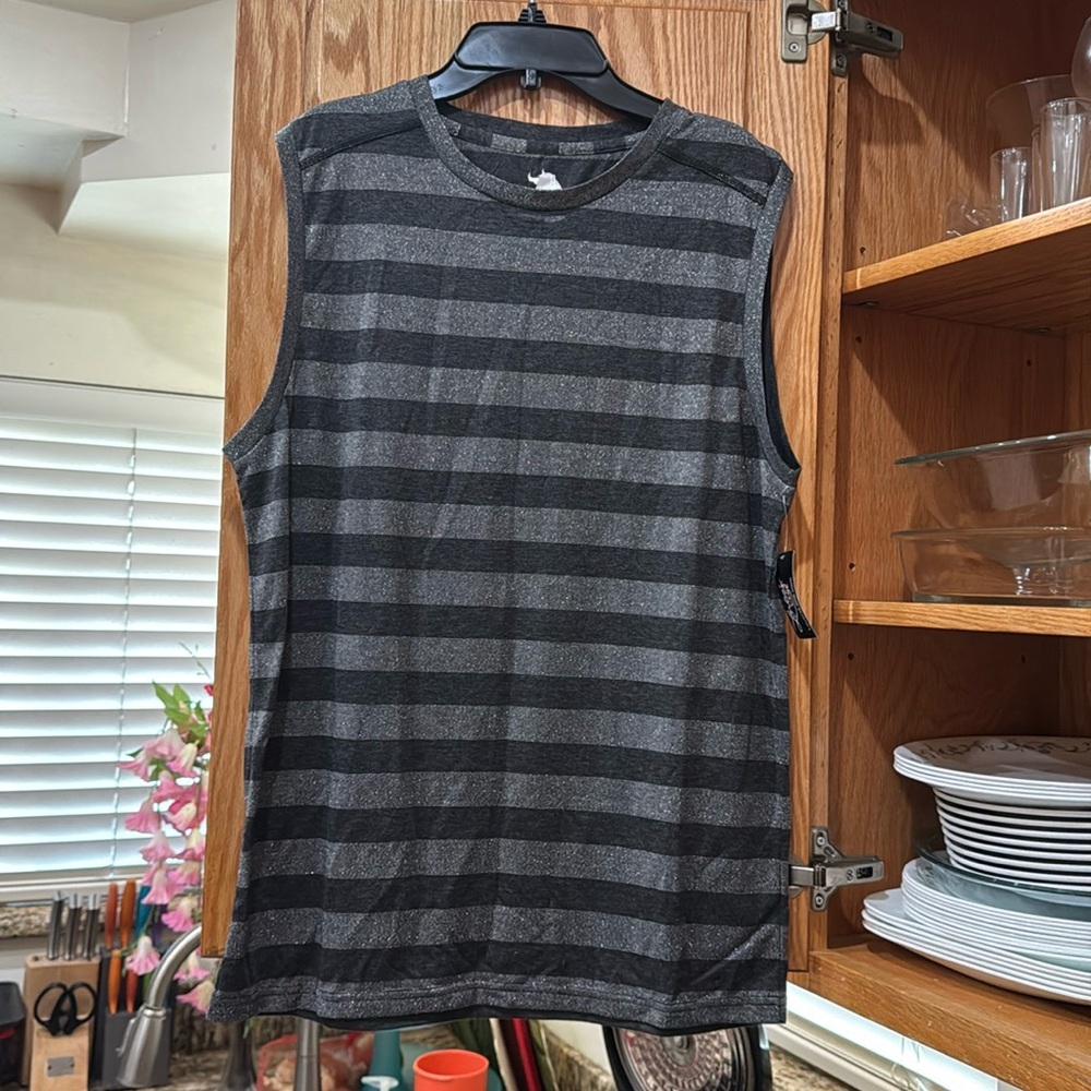 NWT MEN’s PAPI Sleeveless Tee in size MEDIUM (38-40)